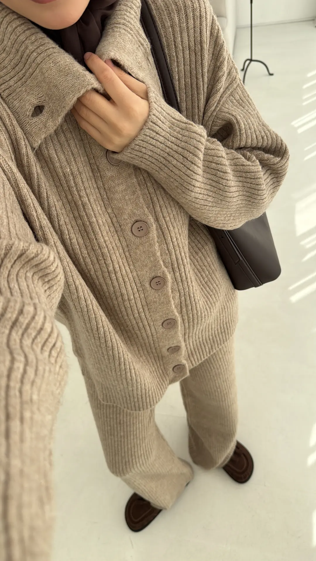 Dik Yaka Düğmeli Triko Takım Bej