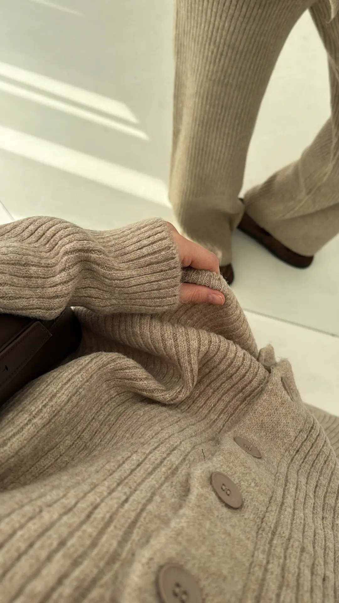 Dik Yaka Düğmeli Triko Takım Bej - Görsel 4