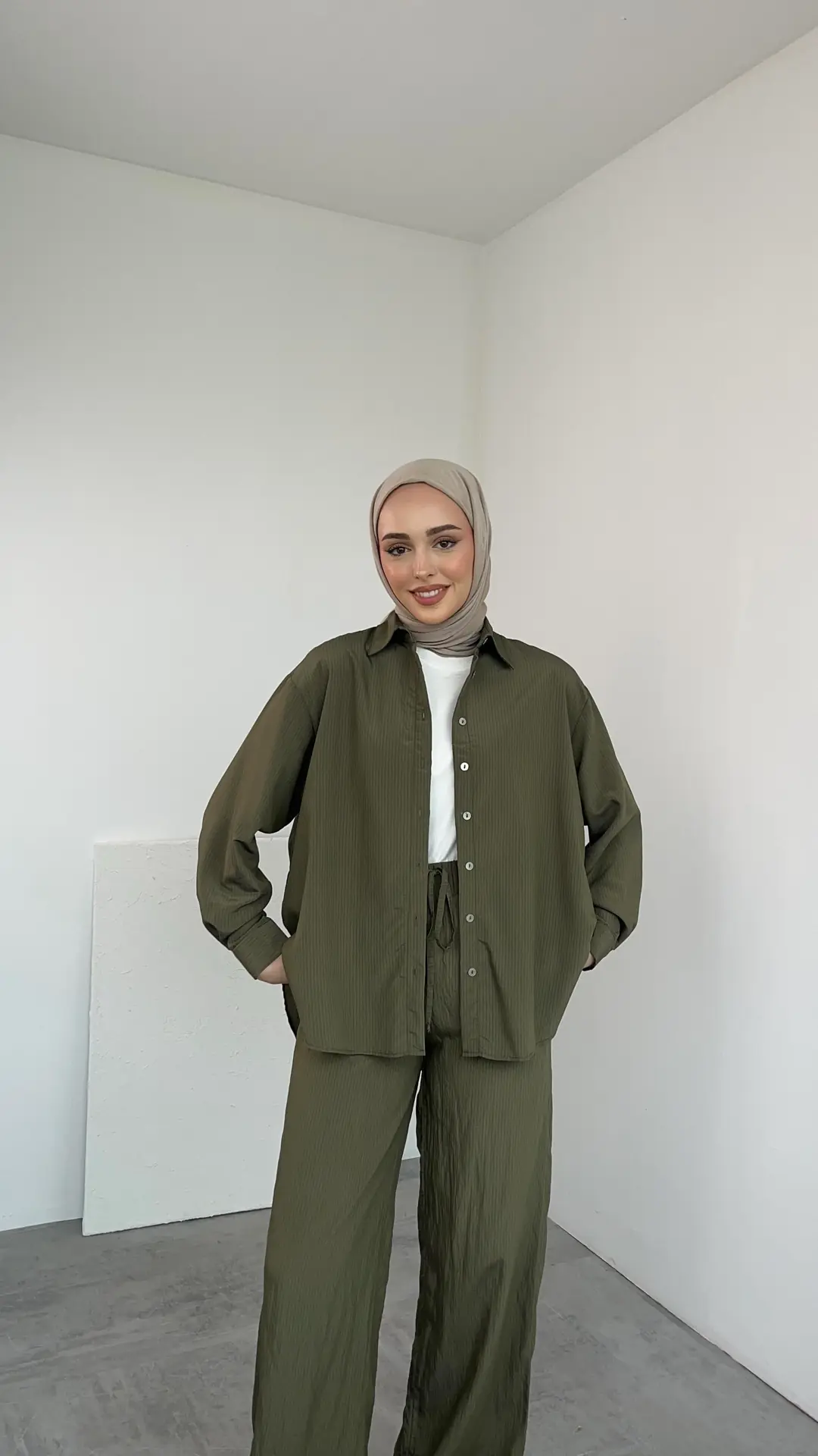 Haki İnce Lacivert Çizgili Takım - Görsel 3