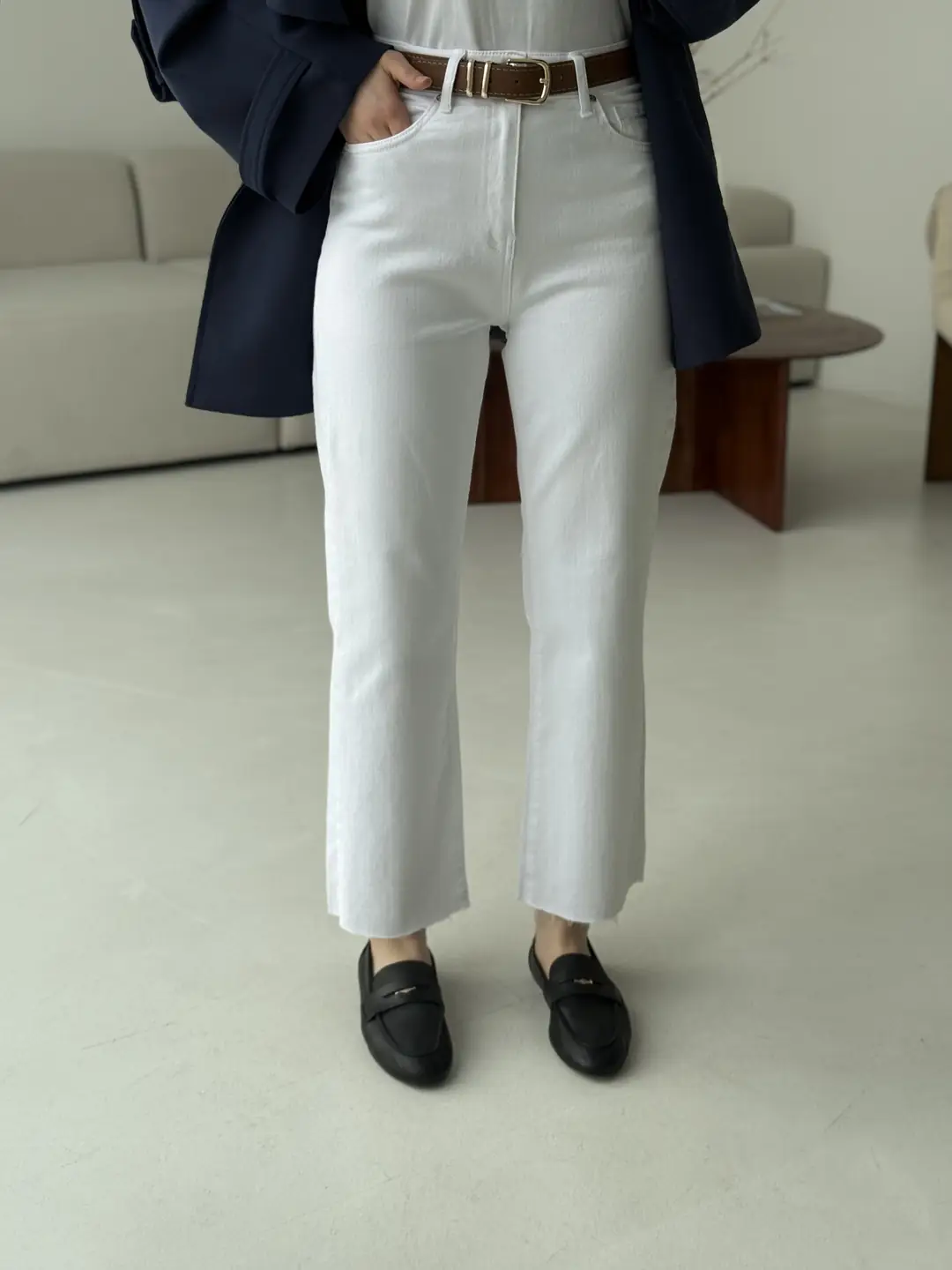 Premium Paçası Kesik Kemerli Beyaz Jean - Görsel 4