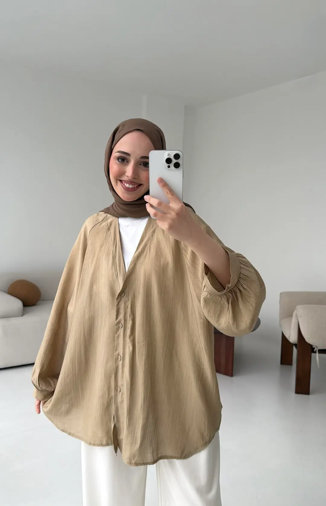 V Yaka Dökümlü Gömlek Bej - Görsel 2