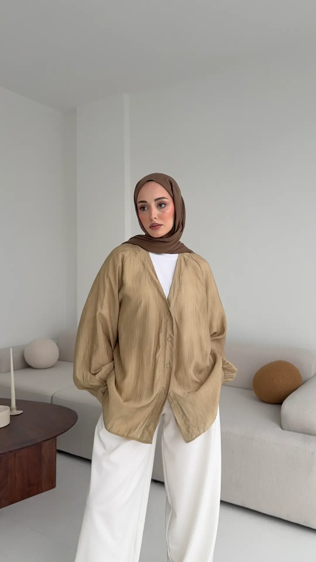 V Yaka Dökümlü Gömlek Bej - Görsel 3