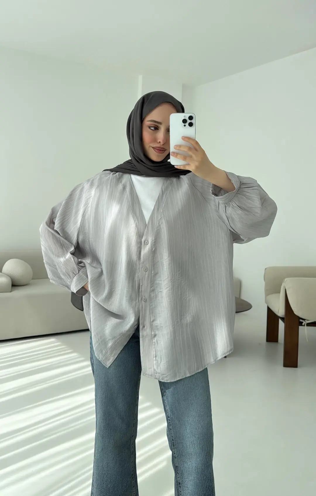 V Yaka Dökümlü Gömlek Gri - Görsel 2