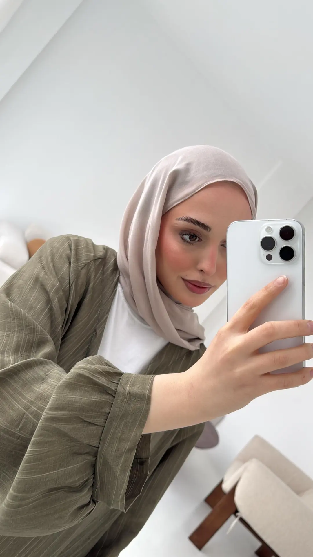 V Yaka Dökümlü Gömlek Haki - Görsel 4