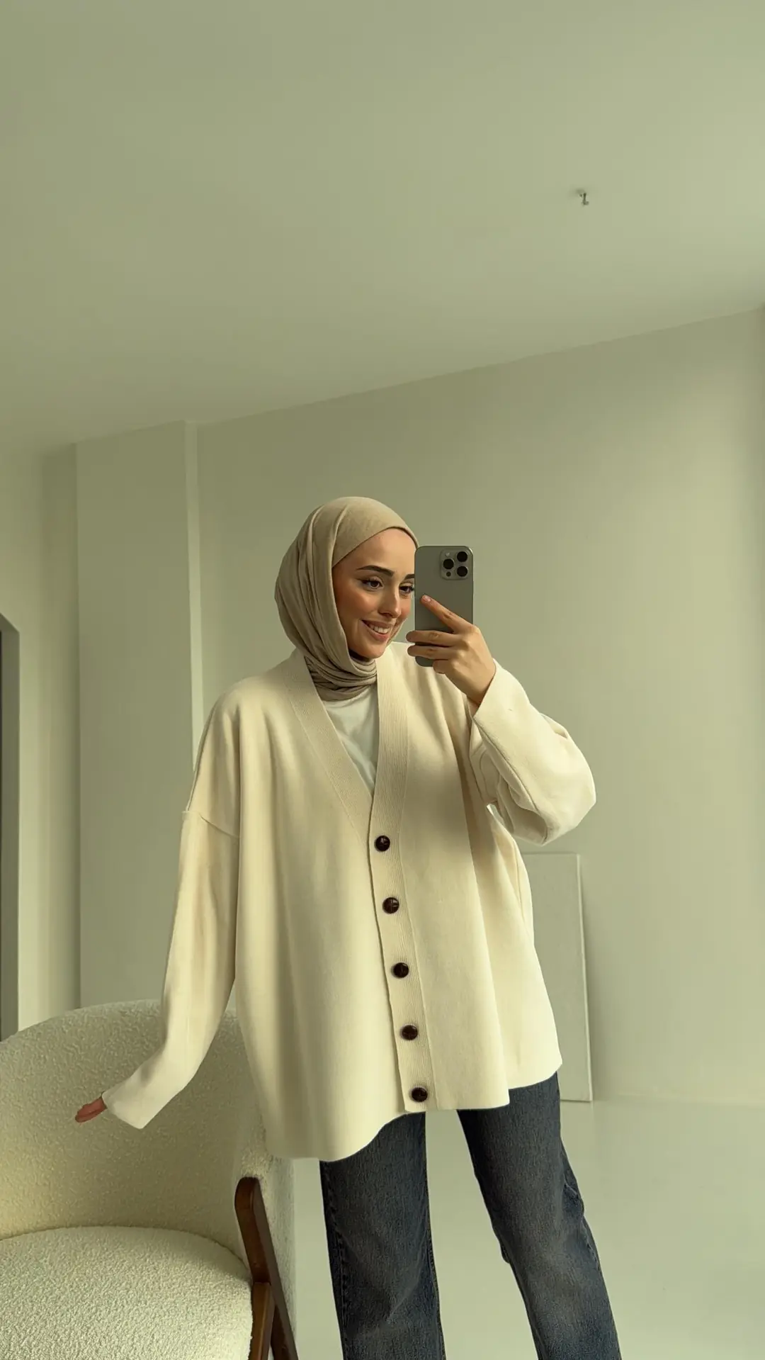 V Yaka Düz Hırka Krem